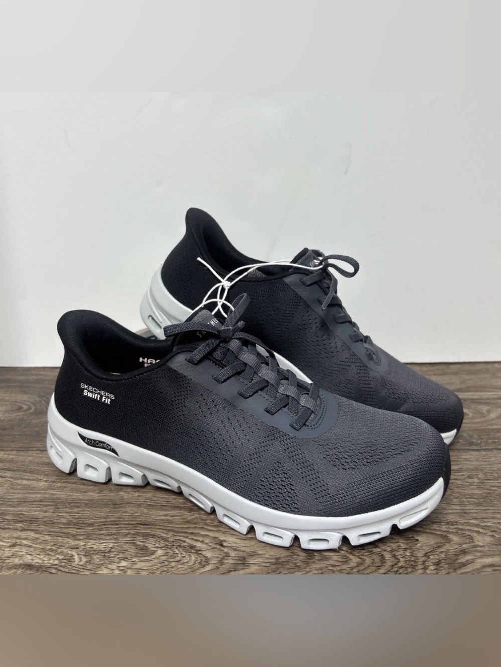 Skechers Women's Glide Step Sneaker Hands Free Swift Fit Black Size 8 M US